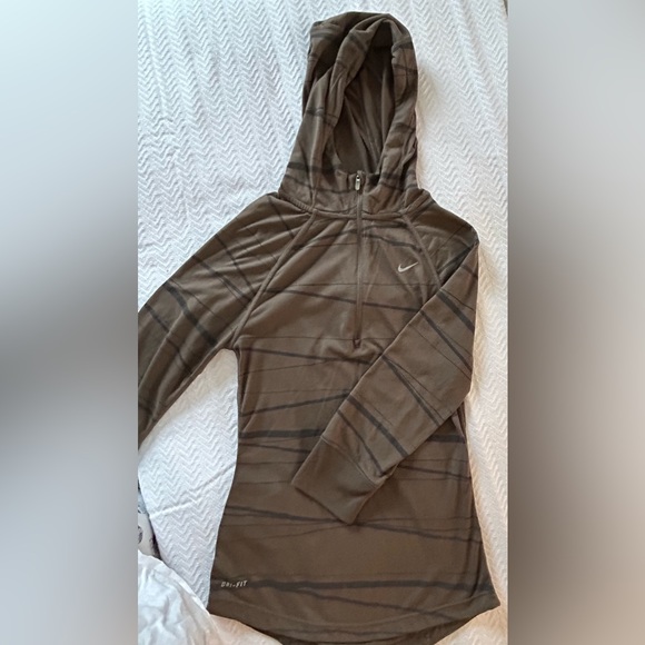 XS Nike dri fit running top in brown with black line details and 3/4 sleeves - Picture 5 of 5